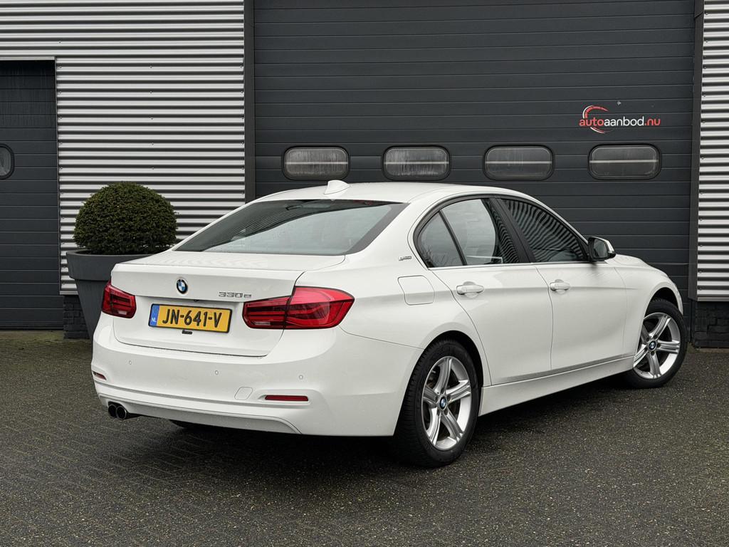 BMW 3-serie 330e Centennial Executive | Navigatie | Camera |, Auto's, Gebruikt, 4 cilinders, Bedrijf, Hybride Elektrisch/Benzine