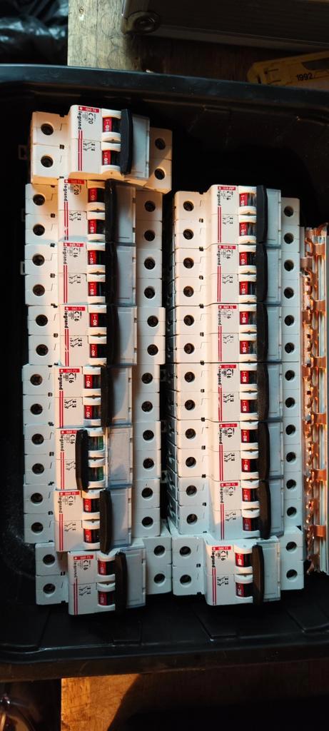 Disjoncteurs et interrupteurs différentiels, Bricolage & Construction, Électricité & Câbles, Comme neuf, Interrupteur, Interrupteur