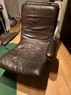 Ronddraaiende lederen zetel, Ophalen