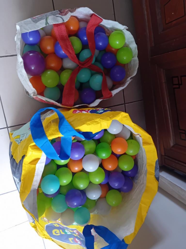 Lot de 378 balles plastiques pour piscine ludi, Enfants & Bébés, Enlèvement