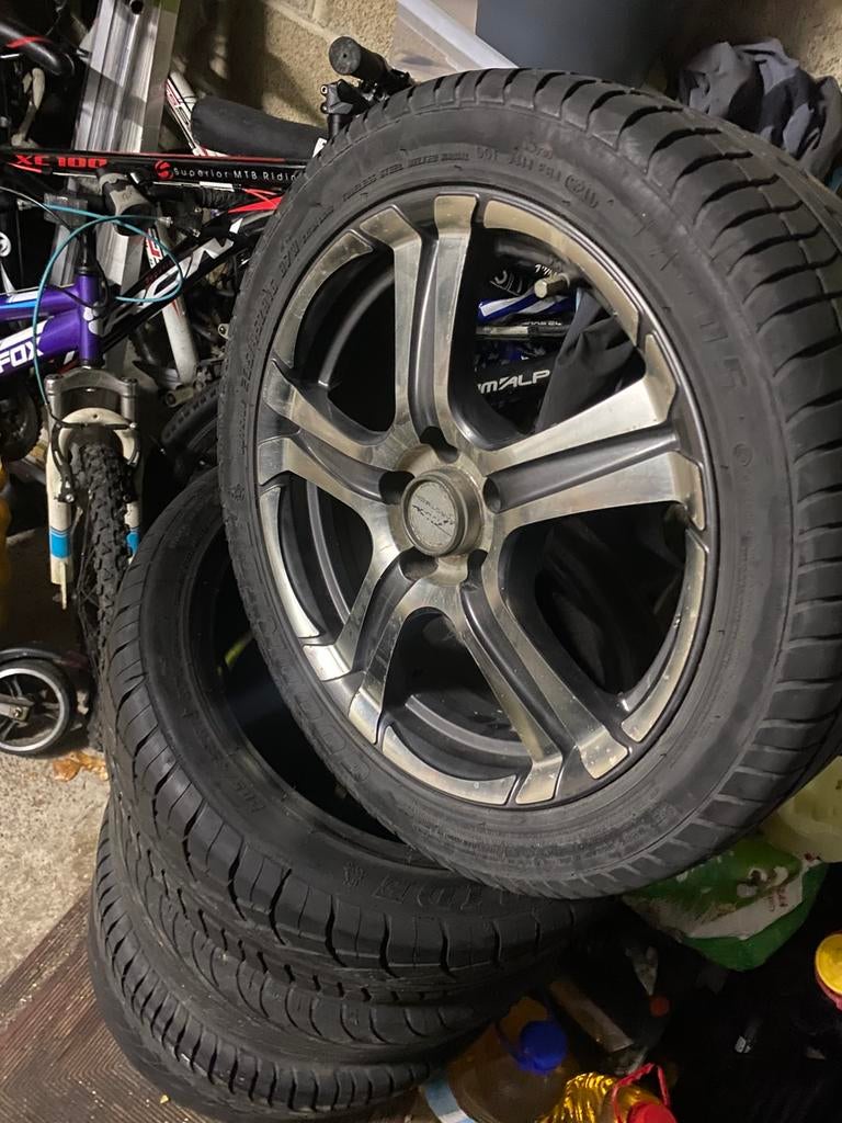 4 pneus avec leur jantes, Enlèvement, Pneu(s)