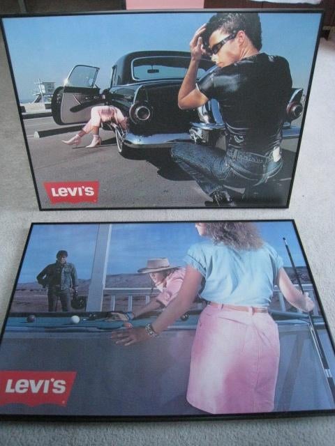2x zwarte metalen kader met reclameposter Levis, Verzamelen, Posters, Ophalen