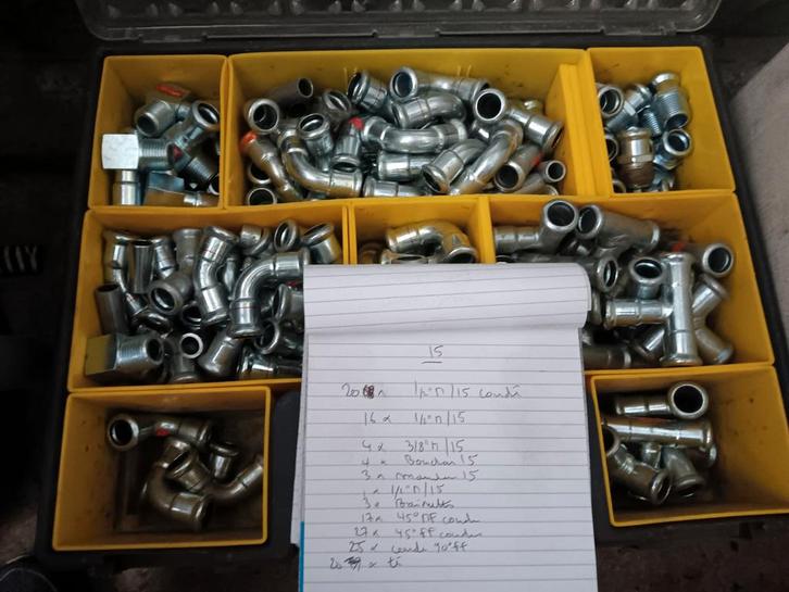 Lot 425 raccords a sertir accessoires electrozingués, Bricolage & Construction, Tuyaux & Évacuations, Enlèvement