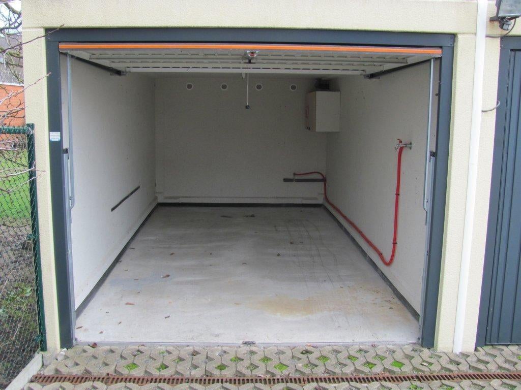 Garage / garagebox met extra parkeerplaats (2 voertuigen), Immo
