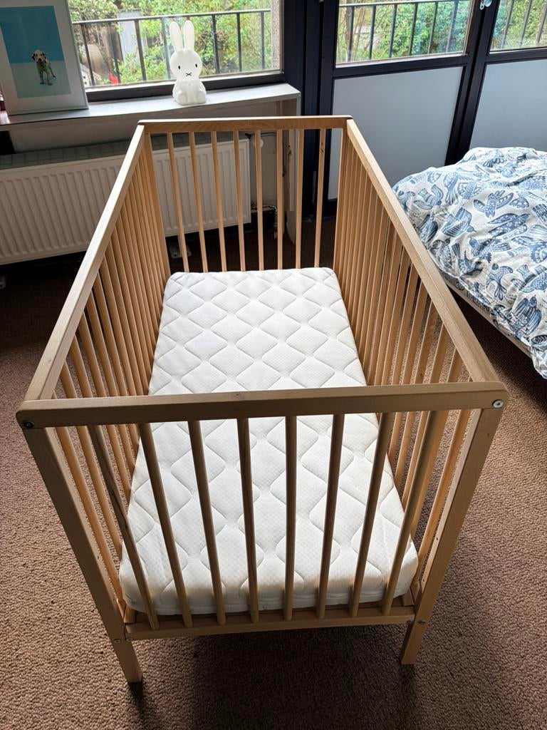 Baby bedje met matras in zeer goede staat, Ophalen, Zo goed als nieuw