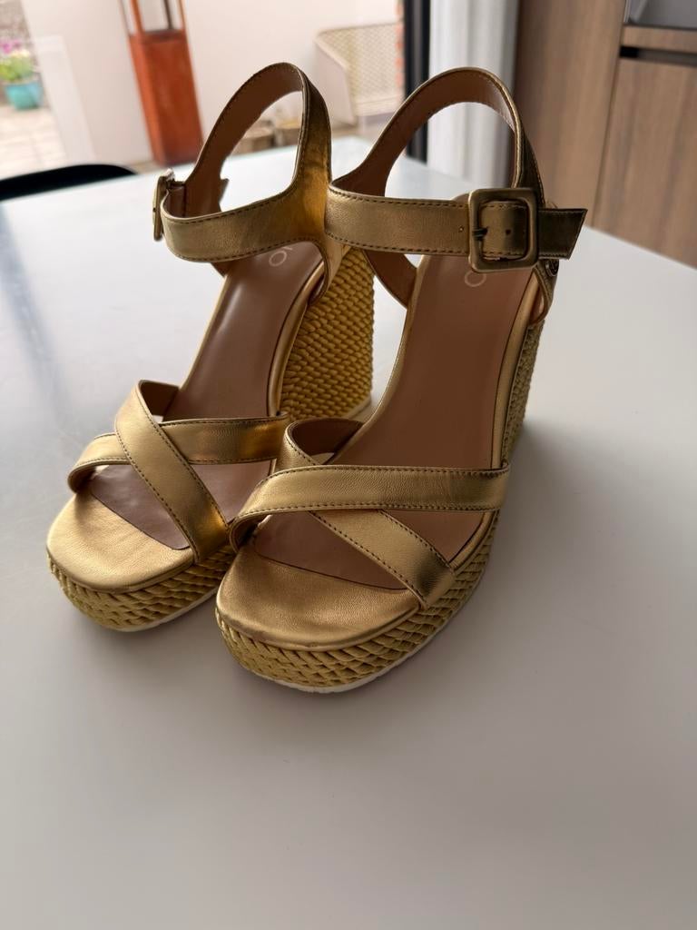 LUI•JO, Kleding | Dames, Schoenen, Geel, Zo goed als nieuw, Sandalen of Muiltjes, Ophalen of Verzenden