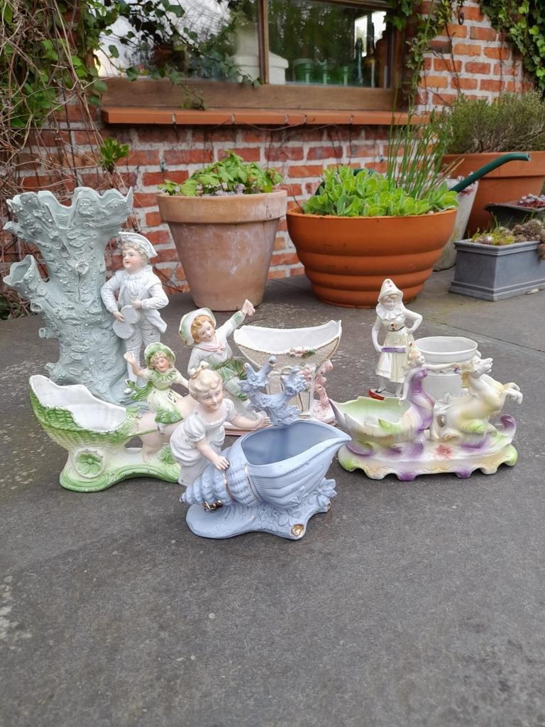 Collection de vases en porcelaine et biscuits polychromes, Enlèvement ou Envoi