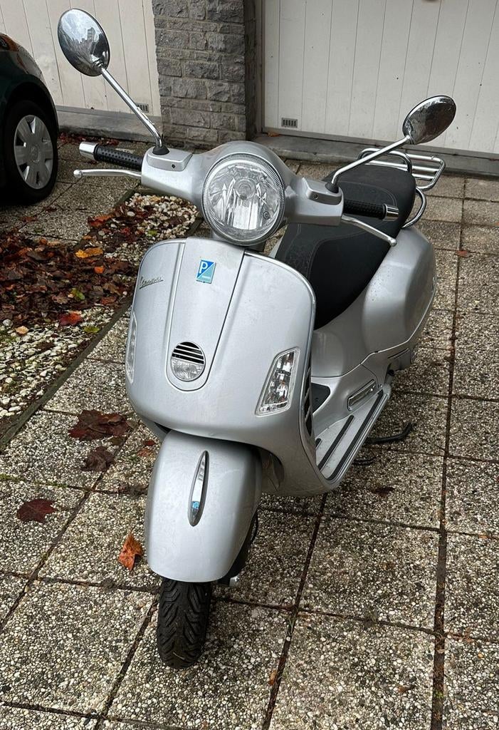 Vespa GTS 125, Fietsen en Brommers, Snorfietsen en Snorscooters, Piaggio, Ophalen