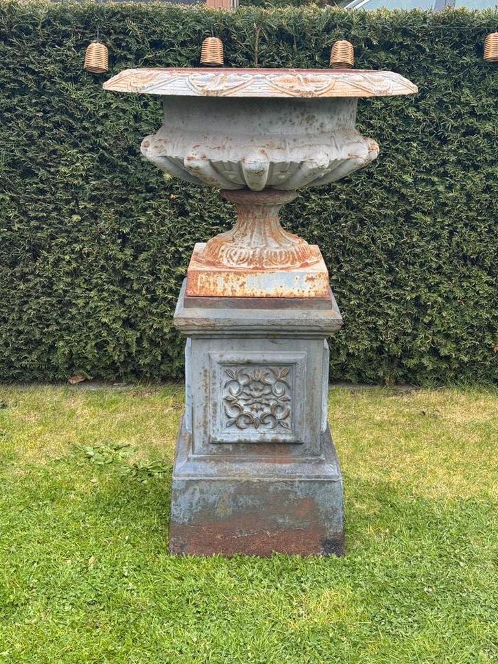 Grote gietijzeren knobbelvaas op sokkel, Jardin & Terrasse, Vases de jardin, Utilisé, Enlèvement
