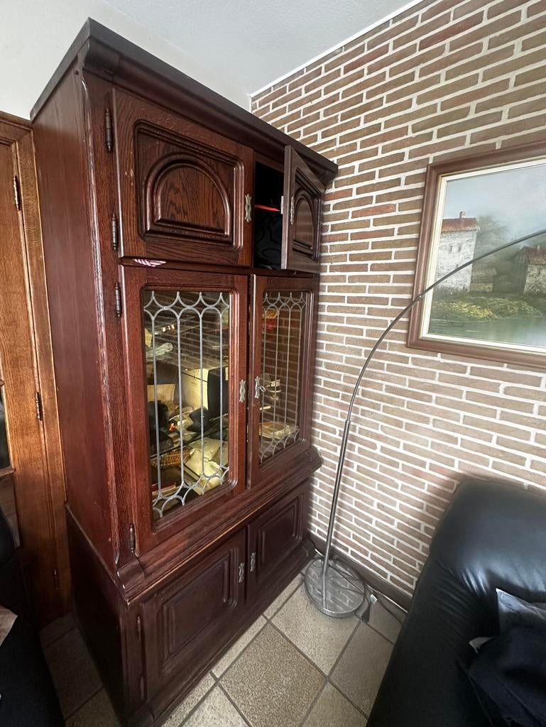 Urgent A vendre Vitrine en bois massif en très bon état, Antiquités & Art, Enlèvement