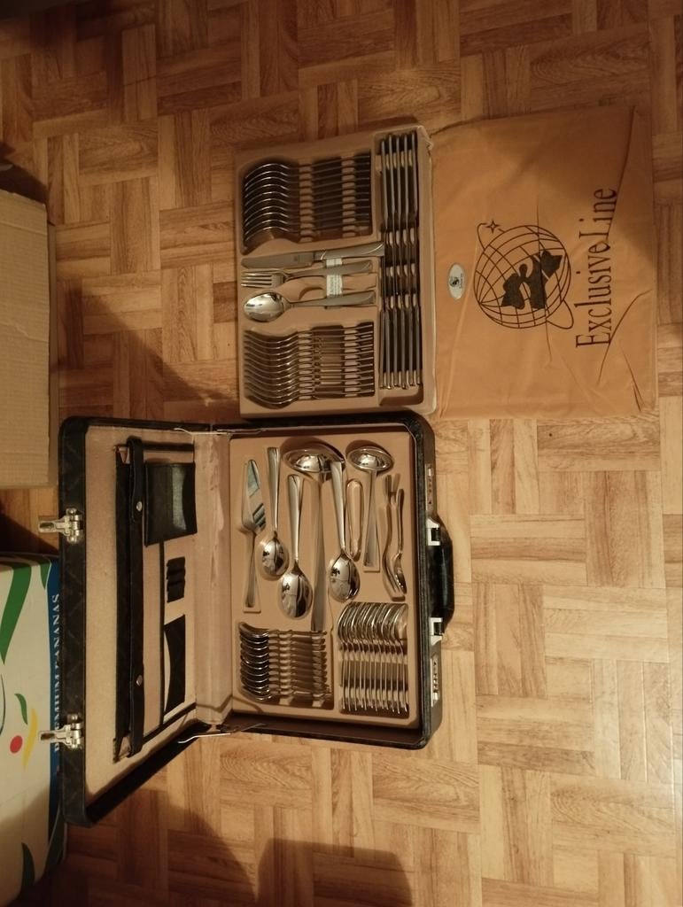 Een koffer vol verschillend bestek kleur zilver kleur 120 eu, Huis en Inrichting, Keuken | Bestek, Ophalen, Zilver