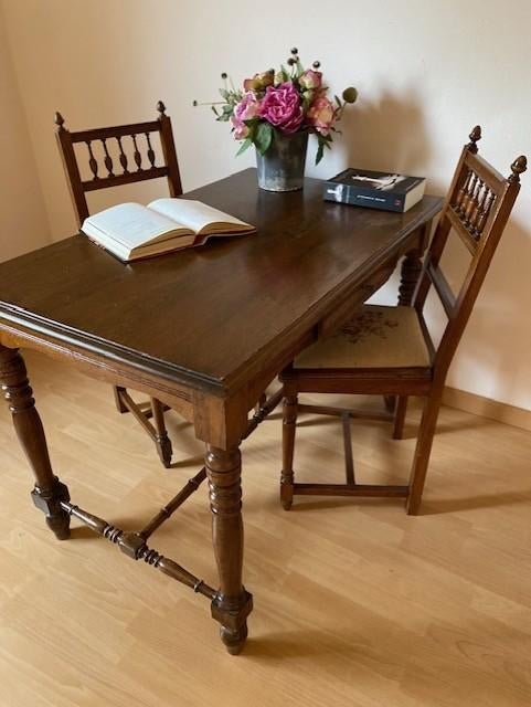 Table ancienne en chêne + 2 chaises de style malinois, Antiquités & Art, Enlèvement