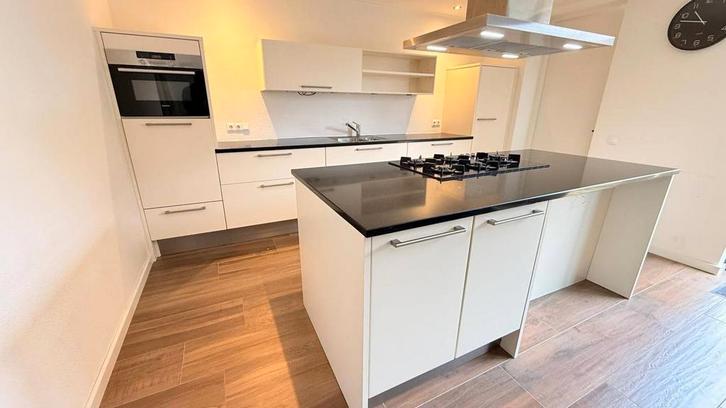 #1 Uitgeruste keuken met centraal eiland, Huis en Inrichting, Keuken | Complete keukens, Zo goed als nieuw, Wit, Graniet of Steen