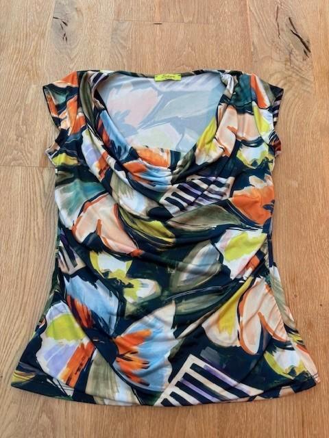 Kleurrijke Tshirt met mooie decolleté – Maat S, Kleding | Dames, T-shirts, Zo goed als nieuw, Maat 36 (S), Overige kleuren, Korte mouw