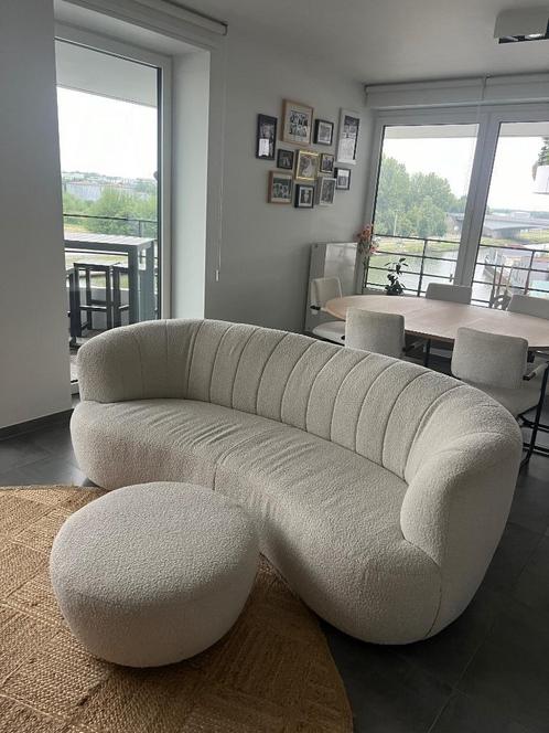 Witte bouclé of teddy zetel met poef, Huis en Inrichting, Zetels | Zetels, Zo goed als nieuw, Rechte bank, Tweepersoons, 200 tot 250 cm