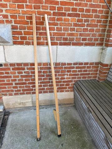 Stelten in stevig hout beschikbaar voor biedingen