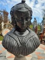 MARMEREN BUSTE VAN EEN ELEGANTE VROUW OP RONDE BASIS, Antiek en Kunst, Ophalen of Verzenden
