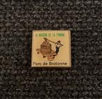 PIN - LA MAISON DE LA POMME - PARC DE BROTONNE - FRANCE, Verzenden, Gebruikt, Overige onderwerpen, Speldje of Pin
