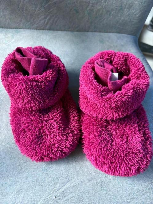 woody 22/26, Kinderen en Baby's, Babykleding | Schoentjes en Sokjes, Zo goed als nieuw, Meisje, Slofjes, Ophalen of Verzenden