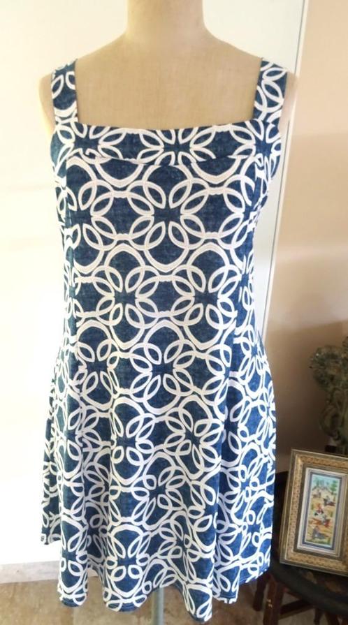 Blauwe jurk met wit motief, rekstof. Maat 44, Kleding | Dames, Jurken, Gedragen, Maat 42/44 (L), Blauw, Ophalen of Verzenden