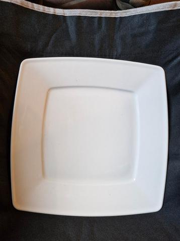 12 mooie servies borden in hotel porselein. beschikbaar voor biedingen