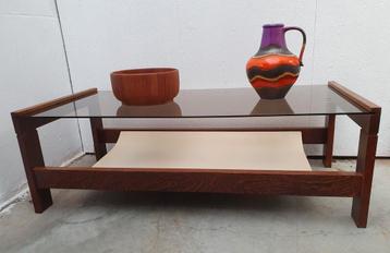 Vintage houten salontafel met fume glazen blad  beschikbaar voor biedingen