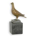 Bronzen Beeld Van Een Duif Op Een Marmeren  Voetstuk