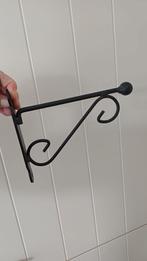 2 identieke wandhaken, Ophalen