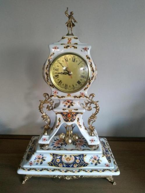 antieke pendule Alfa met decoratieve vazenset, Antiquités & Art, Antiquités | Horloges, Enlèvement