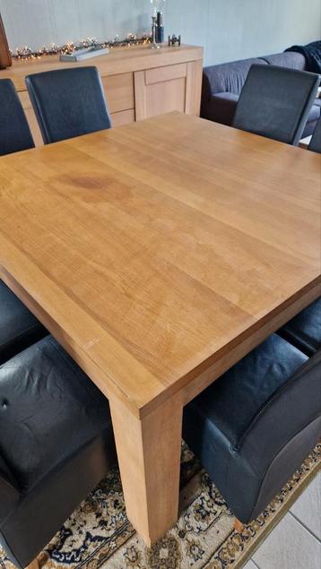 Tafel met 8 stoelen beschikbaar voor biedingen