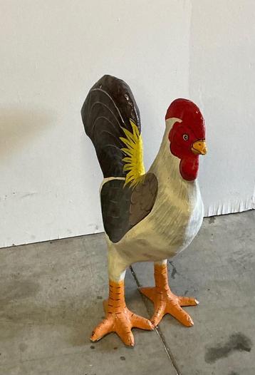 Kip in papier marché beschikbaar voor biedingen