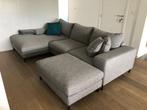 Fauteuil en tissus gris + pouf  - Overstock (Juntoo), Maison & Meubles, 150 à 200 cm, Comme neuf, 150 cm ou plus, Enlèvement