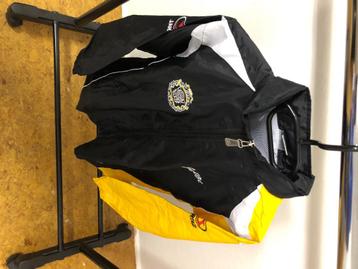 Nieuwe regenjas Jartazi met logo Sporting Lokeren