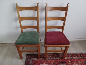 2 chaises robustes en bois massif avec coussins assortis