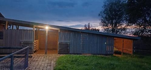 PAARDENWEIDE MET STAL en OPSLAGHOK voor voeding en hooi, Dieren en Toebehoren, Stalling en Weidegang, Stalling, Weidegang