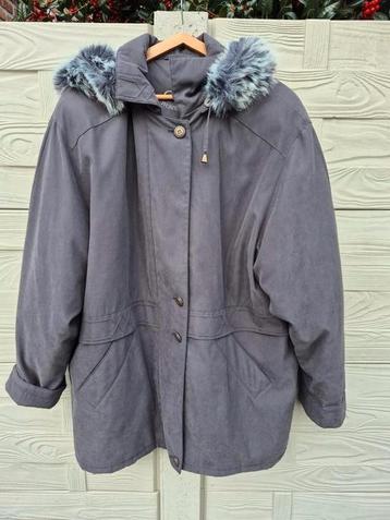 Taupe winterjas met afneembare kap afgewerkt met faux bont beschikbaar voor biedingen