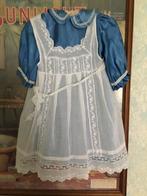 Blauw jurkje en mutsje met oud fijn schortje, Antiquités & Art, Antiquités | Vêtements et Textile, Enlèvement ou Envoi