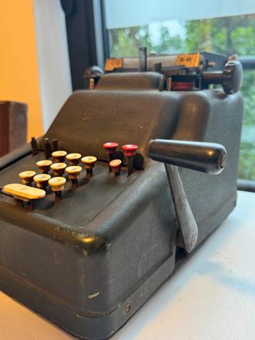 Antiek rekenmachine beschikbaar voor biedingen