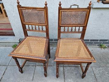 2 Oude stoelen met rieten bedekking. beschikbaar voor biedingen