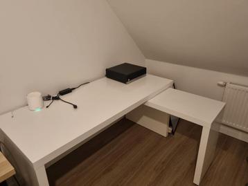 Witte bureau met kabelgoot beschikbaar voor biedingen