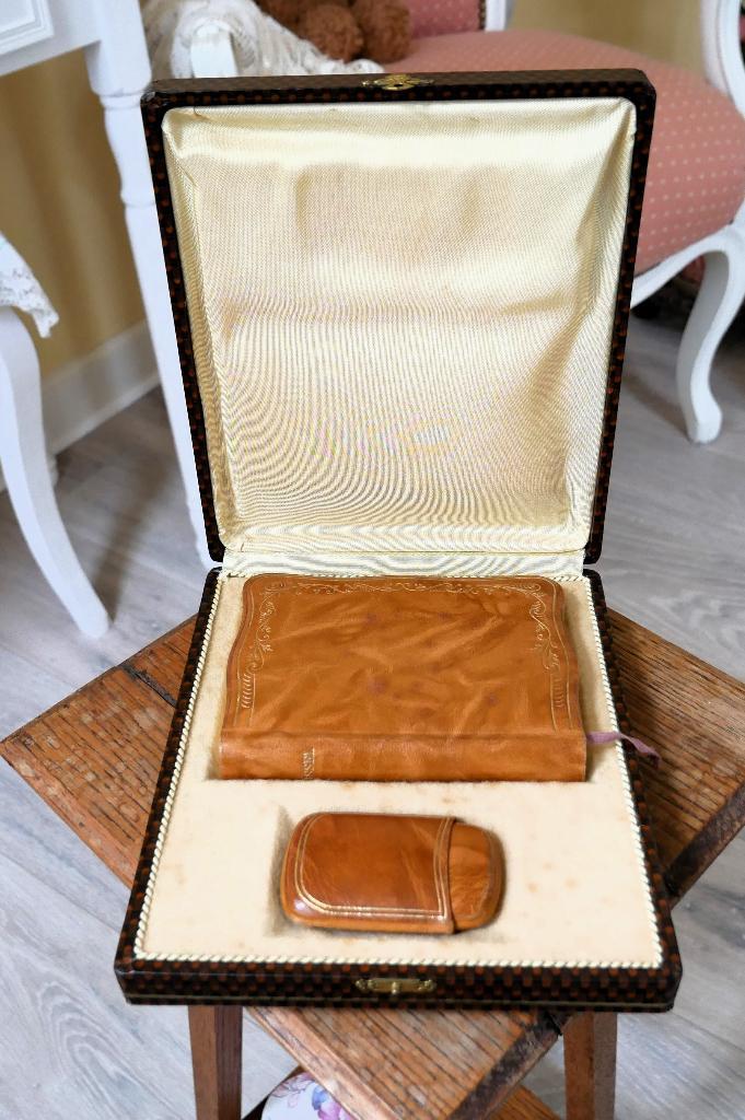 Coffret de communion, missel + chapelet, Collections, Religion, Comme neuf, Christianisme | Catholique, Autres types, Enlèvement ou Envoi