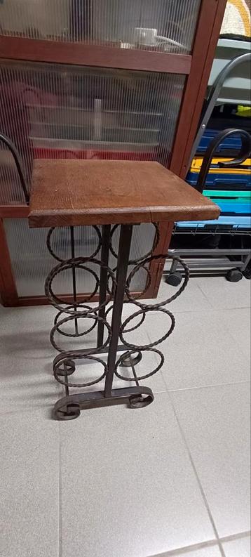 Wijnrek met tafel beschikbaar voor biedingen