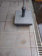 Parasol voet in beton +- 25 kg. in Nieuwe staat., Tuin en Terras, Parasols, Parasolvoet, Zo goed als nieuw, Ophalen