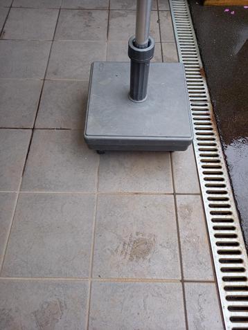Parasol voet in beton +- 25 kg. in Nieuwe staat.