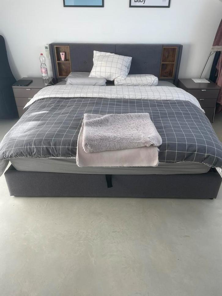 Bed 180*200, Huis en Inrichting, Slaapkamer | Boxsprings, Zo goed als nieuw, 180 cm, 210 cm, Tweepersoons, Grijs, Ophalen