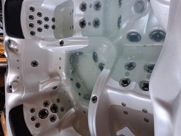 Gratis jacuzzi geleverd om te installeren en 1 jaar garantie beschikbaar voor biedingen