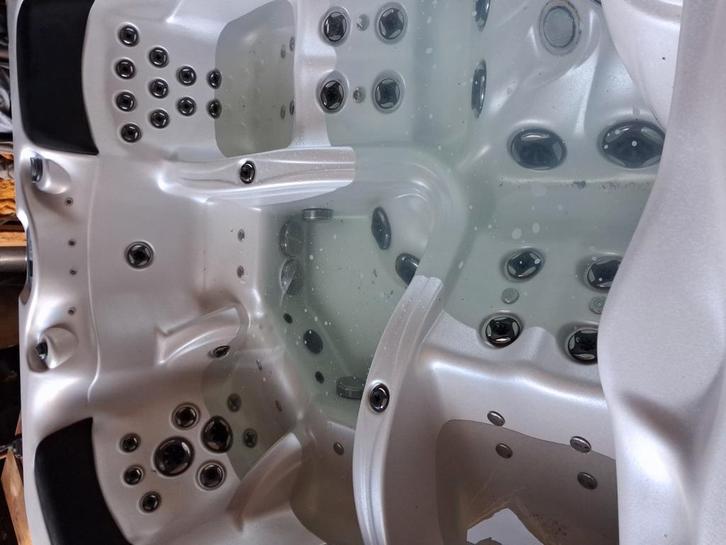 Gratis jacuzzi geleverd om te installeren en 1 jaar garantie, Tuin en Terras, Zwembad-toebehoren, Zo goed als nieuw, Ophalen of Verzenden