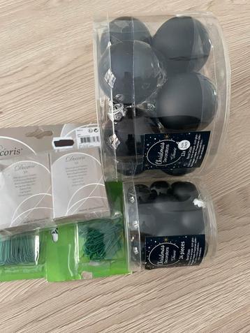 36 zwarte kerstballen + 3 pakken haakjes beschikbaar voor biedingen