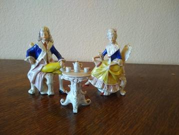 Set Duits porseleinen beeldjes man en vrouw met tafel beschikbaar voor biedingen