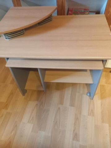 Bureau computertafel beschikbaar voor biedingen